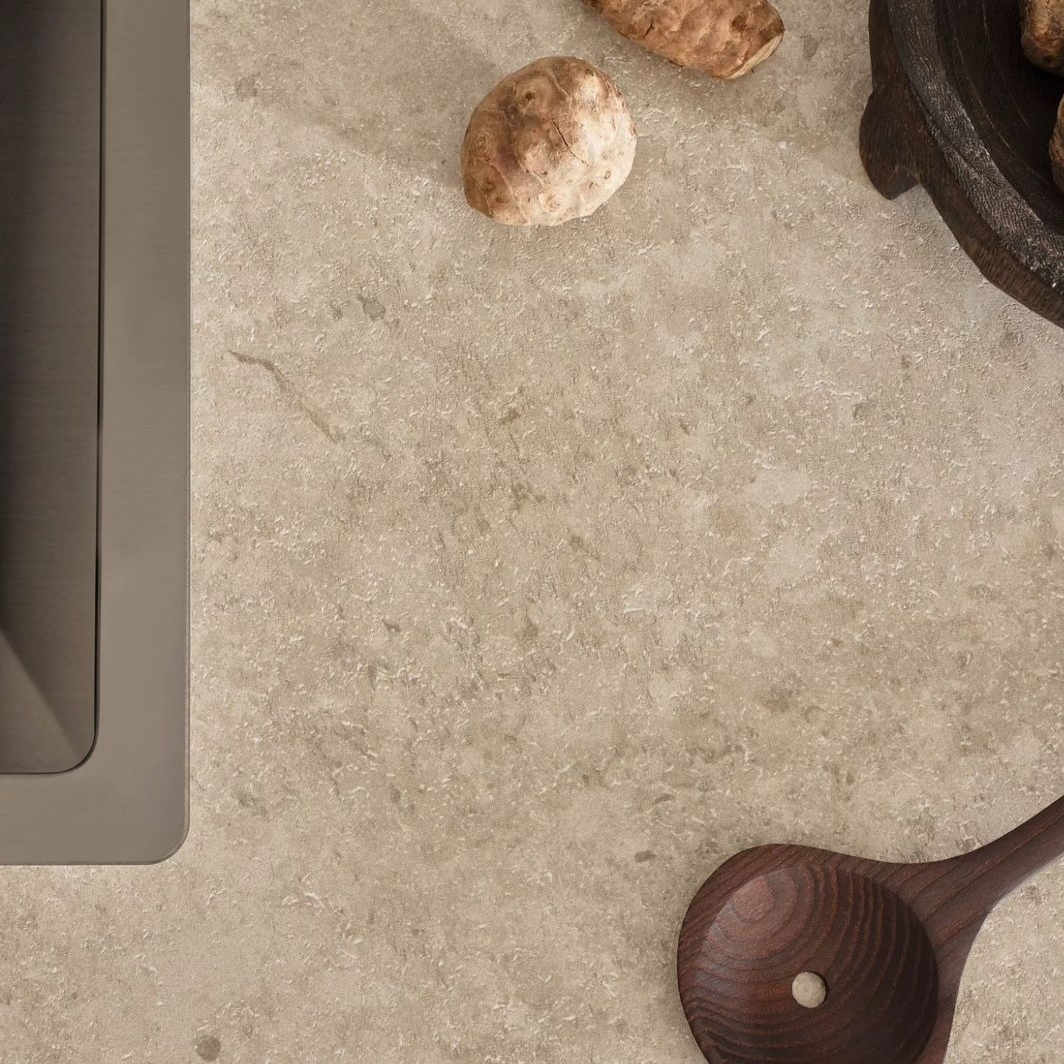 Upea yhdistelmä vaaleanpunaista ja valkoista käytävällä